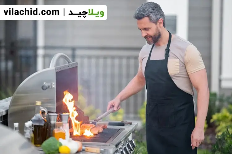 مردی در حال آشپزی با باربیکیو در فضای باز