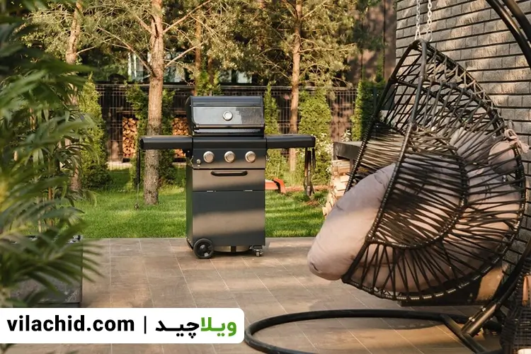 یک باربیکیو در فضای باز در کنار تاب باغی